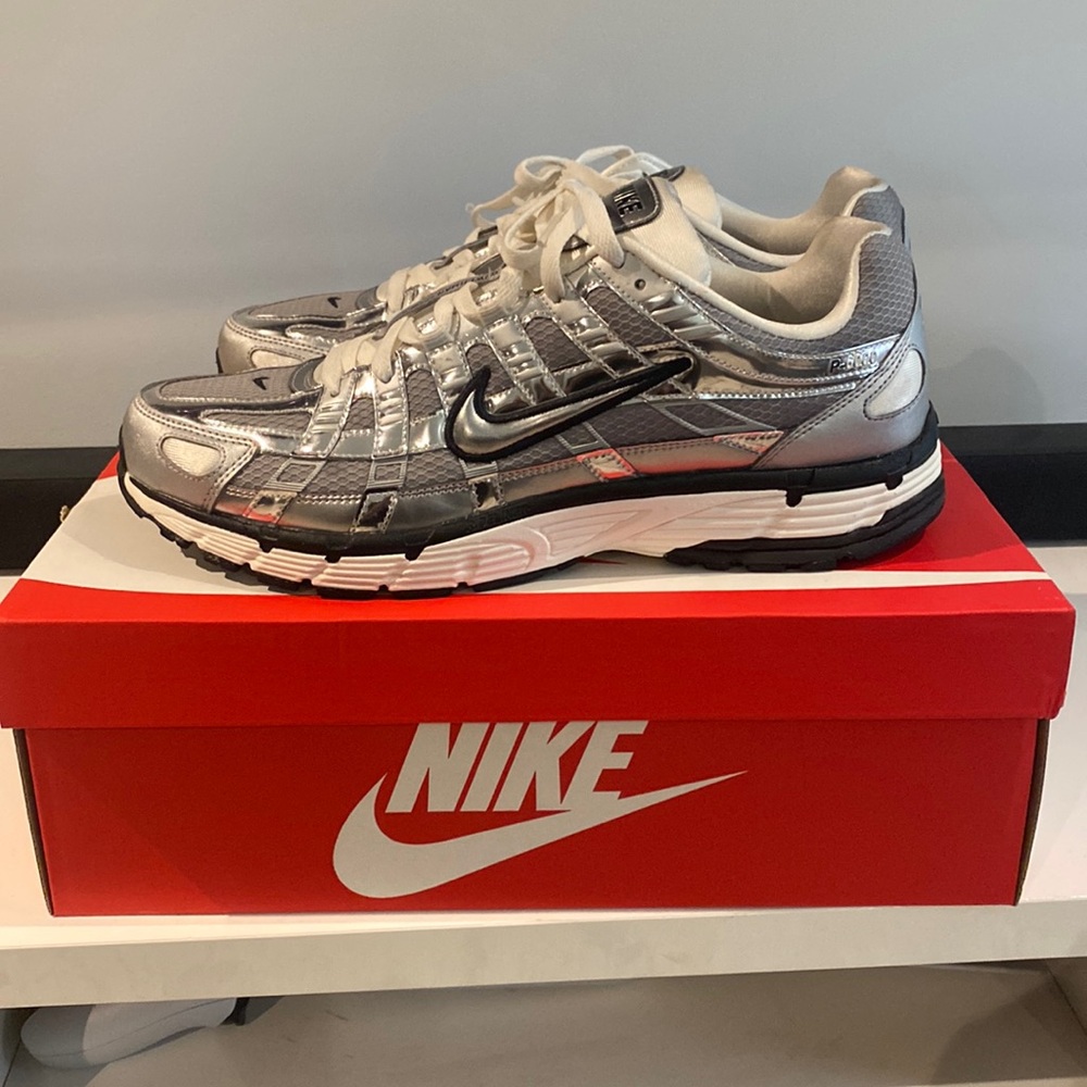 Nike P-6000
Metallic Silver